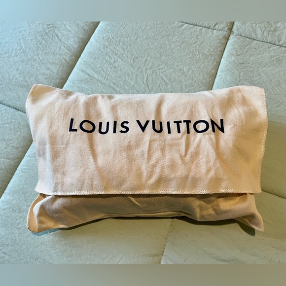 AUTHENTIC LOCKME TENDER LOUIS VUITTON BAG - Picture 2 of 13
